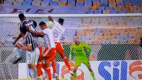 Vídeo mostra Zé Gabriel sendo puxado antes da bola bater no seu braço e gerar o pênalti Zé Gabriel