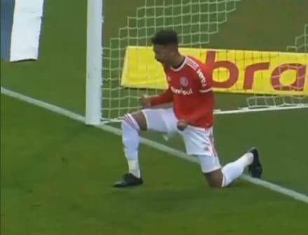 Passe, defesa em cima da linha e vibração intensa: como Zé Gabriel vai chamando a atenção no Inter Zé Gabriel