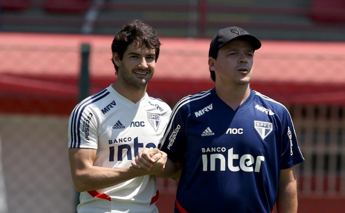 Jornalista não imagina Pato dando chapéu no Inter para acertar com o Grêmio: "Não iria andar em Poa" Pato