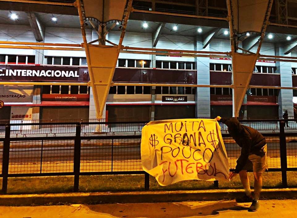 Faixas de protesto são espalhadas no Beira-Rio e CT de Alvorada: "Fora, Medeiros! Muita grana e pouco futebol" Inter