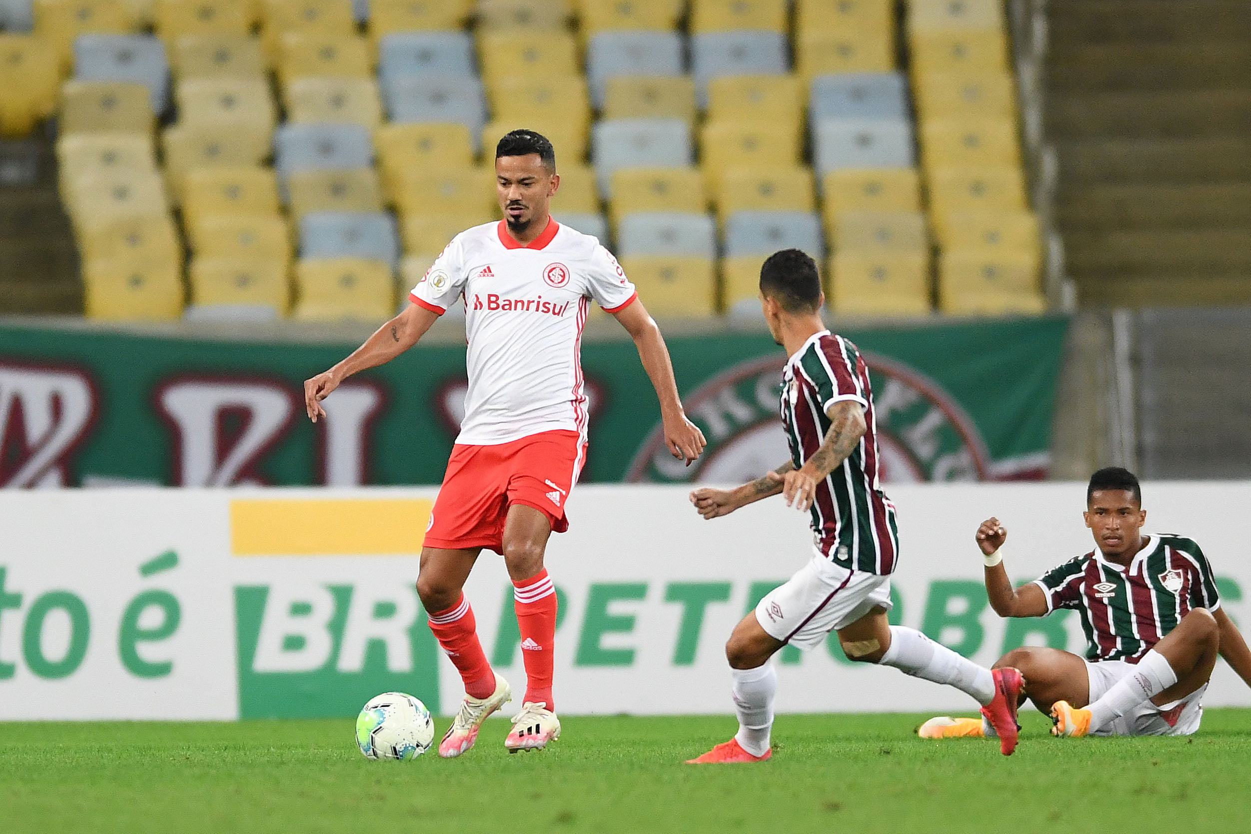 Lindoso explica drama da bola aérea, sente "falta" do gramado do Beira-Rio e revela cobrança imediata após derrota Lindoso