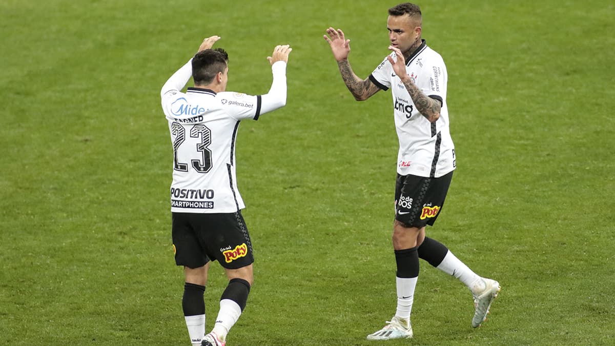 Torcida do Corinthians volta a detonar Luan durante protestos: "Pega as suas coisas e volta lá pro Sul" Luan