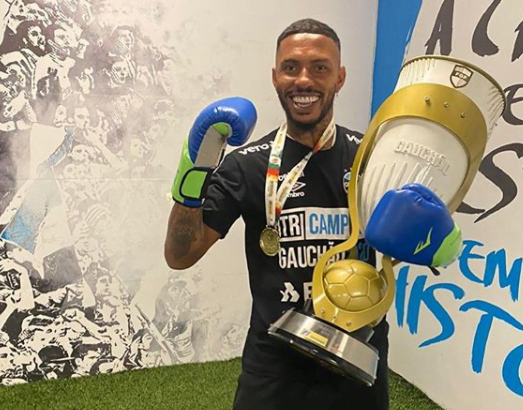 Paulo Miranda com luvas de boxe, Thiago Neves tirando onda e zagueiros em gesto histórico: Grêmio comemora o tri Grêmio