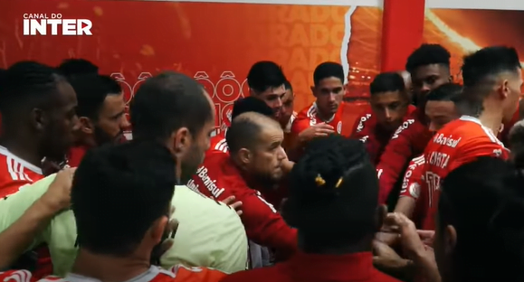 Na reserva, D'Alessandro pede a palavra e motiva o Inter antes da vitória contra o Ceará; assista D'Alessandro