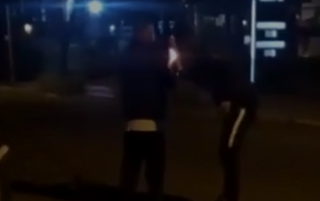 Vídeo mostra dois torcedores do Inter soltando foguetes em frente ao hotel do Grêmio Foguetes