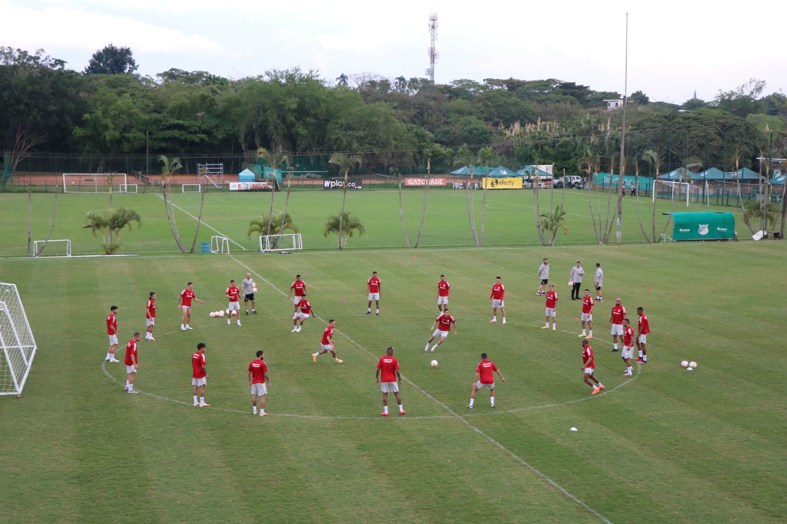 Quem joga? As duas disputas no time titular do Inter para enfrentar o Bragantino Inter