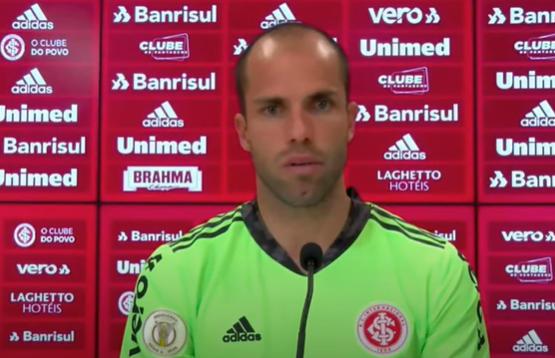 Lomba revela como o elenco encara o momento político do Inter e valoriza presença de Medeiros no futebol Lomba