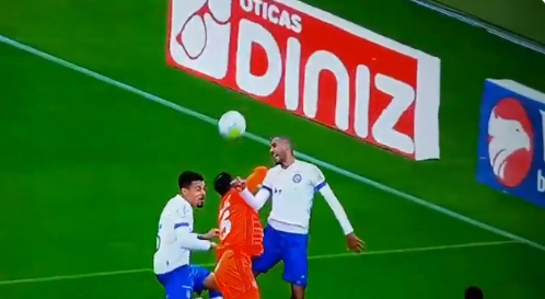 Pênalti? Veja o lance polêmico que gerou o segundo gol do Inter contra o Bahia Pênalti