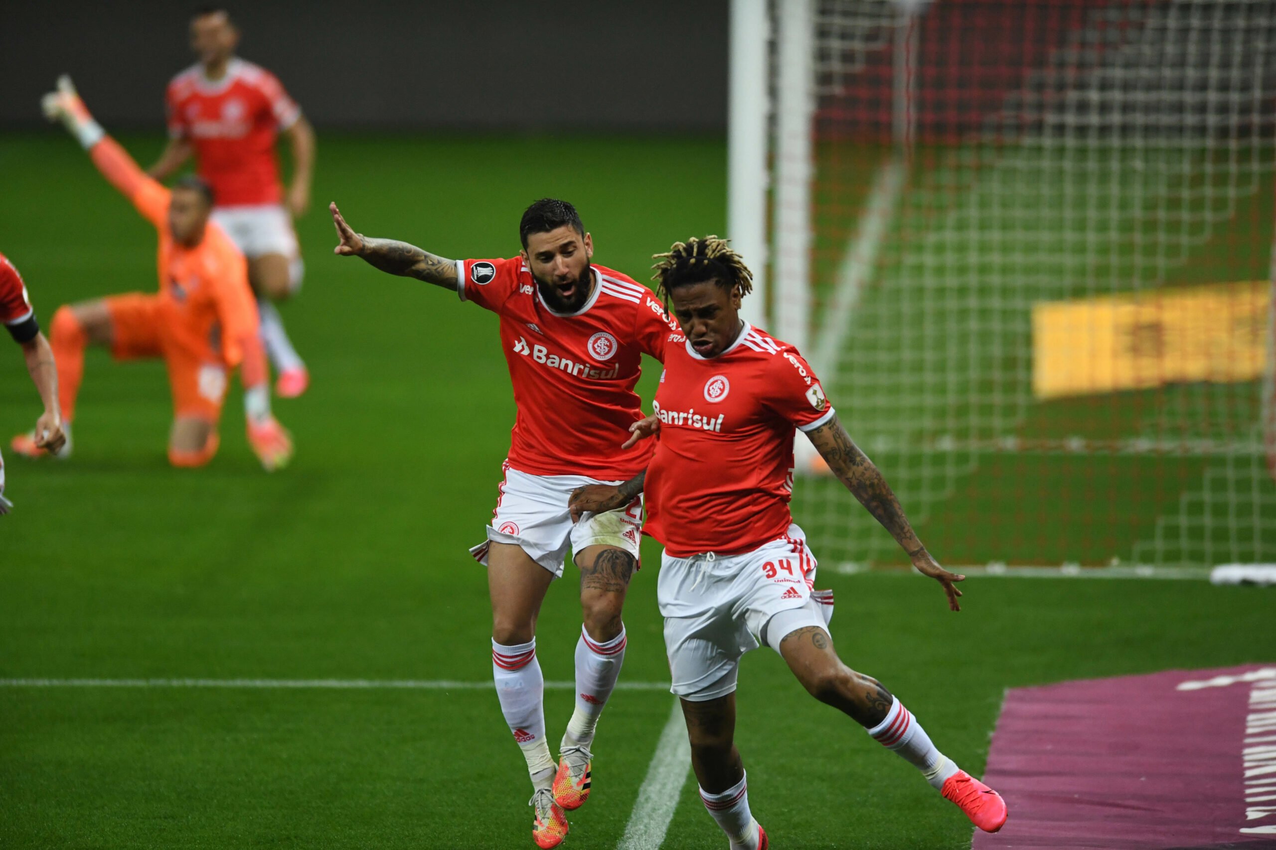 Abel Hernández agradece Uendel por cruzamento, elogia Inter e fala até de Cavani Abel
