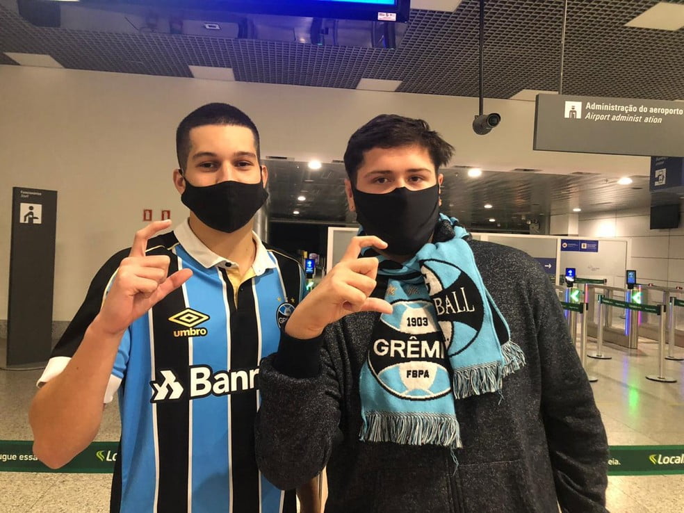 Torcedor que foi ao aeroporto "esperar" Cavani diz que não se preocupa com memes; técnico do Uruguai se manifesta Cavani
