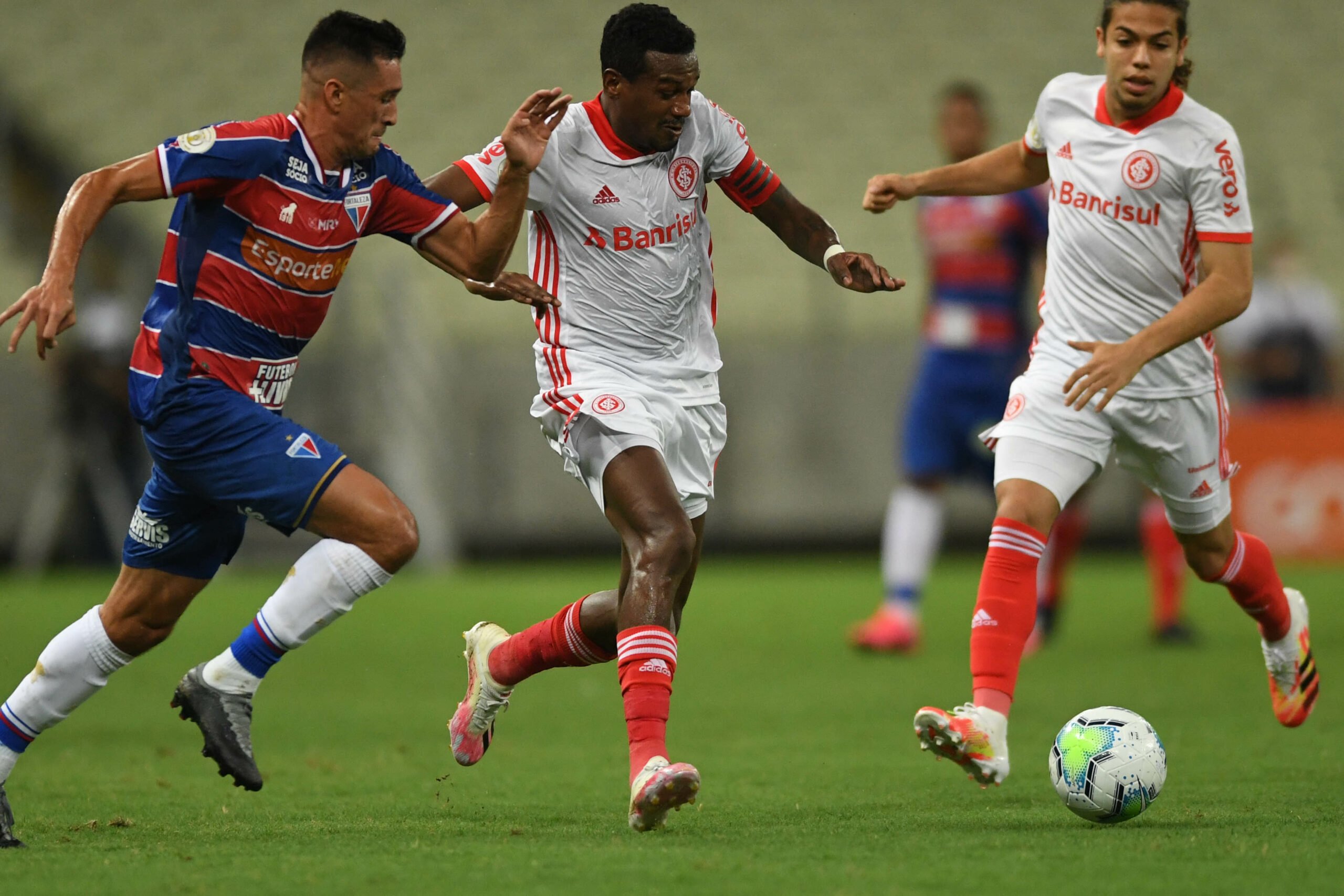 Inter deseja manter Edenilson, se irrita com árabes e cogita envolver a Fifa Edenilson