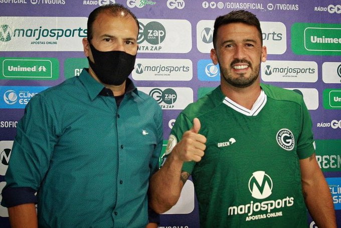 Ex-Grêmio, Edilson comete falha feia em estreia pelo Goiás e "ajuda" em gol rival; assista Edilson