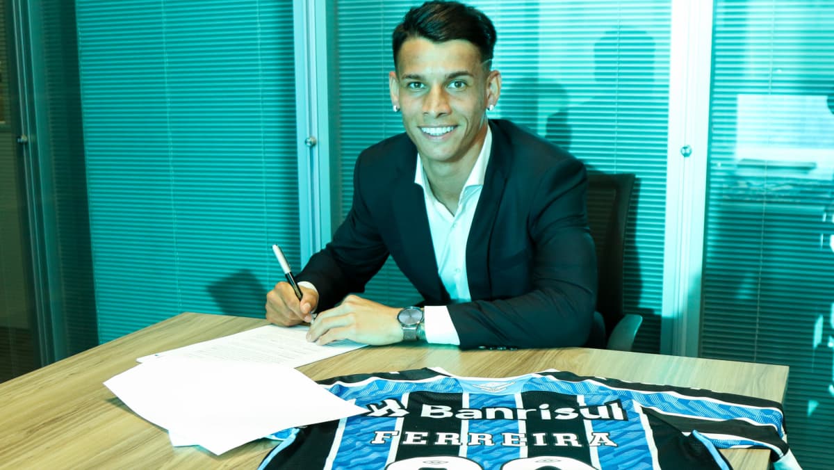 Ferreira encerra longa novela, renova com o Grêmio e se declara na web: "É minha casa, amo essa camisa" Ferreira