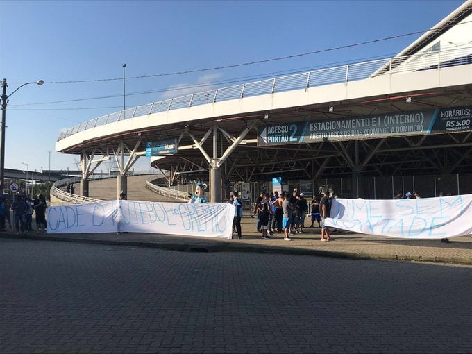 Com gritos de "time sem vergonha" e "ganhar Gre-Nal é obrigação", torcedores protestam na Arena; assista Grêmio