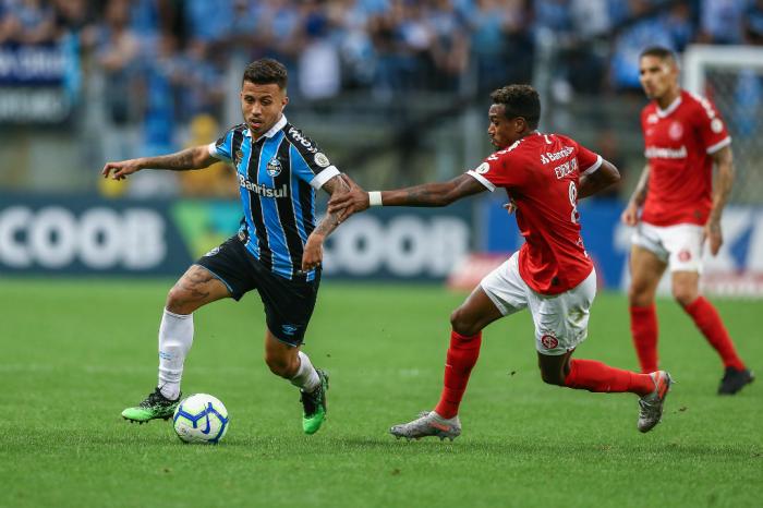Volante do Grêmio descarta pressão por liderança do Inter: "Nós não miramos eles" Grêmio