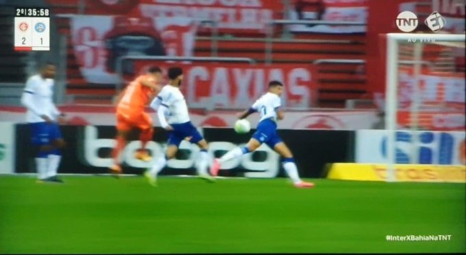 Vídeo mostra bola batendo no braço de zagueiro do Bahia na área; Inter resolve agir com a CBF Pênalti