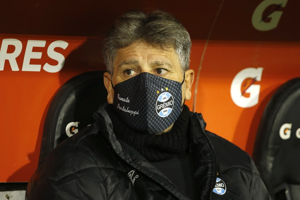 Jornalista revela reclamação de jogador do Grêmio: "A gente treina 25 min por dia, Renato tem que vazar" Renato