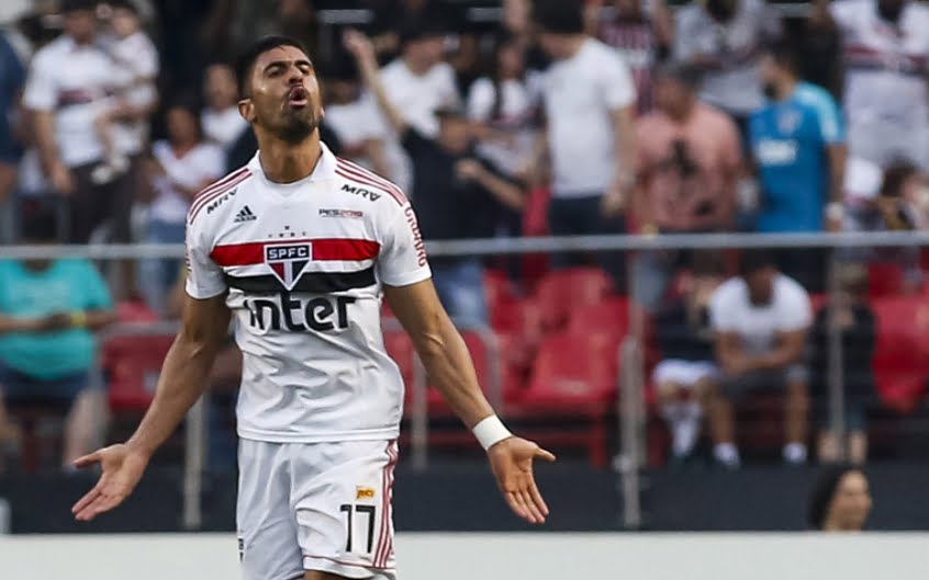 Após dois anos, ex-colorado Tréllez volta a marcar em goleada sofrida pelo São Paulo; veja o belo gol Tréllez