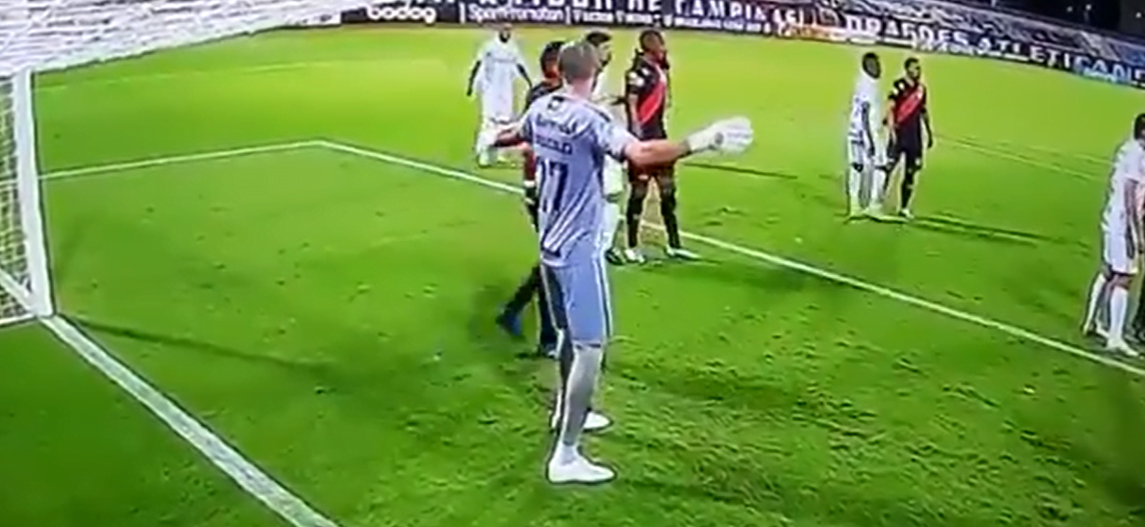 Vídeo mostra Vanderlei "desesperado" pedindo marcação no jogador do Atlético-GO que fez o gol Vanderlei