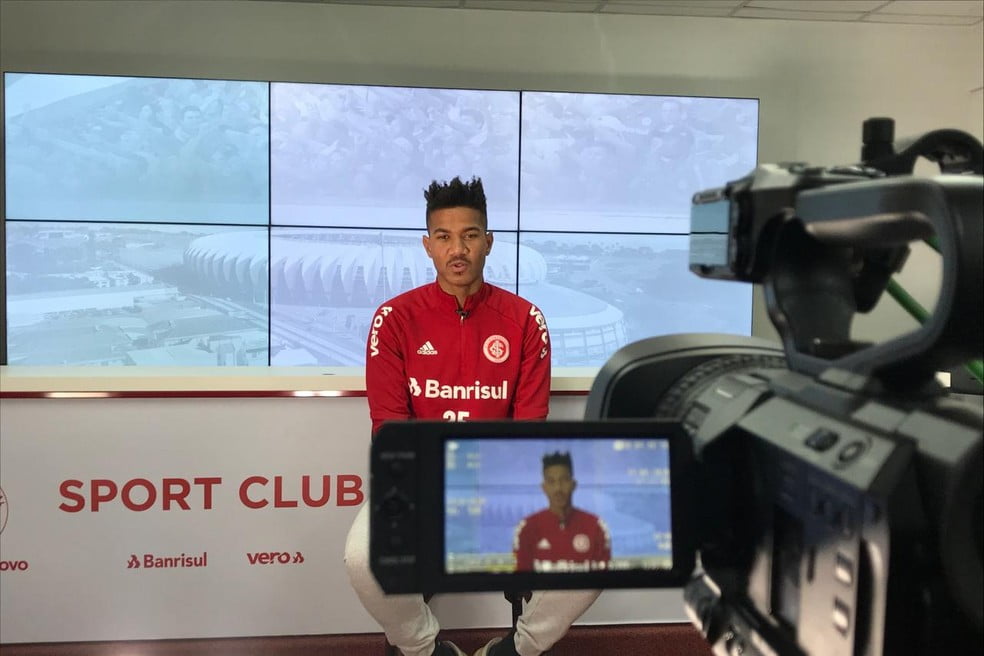 Promessa do Inter, Zé Gabriel diz ter sido alvo de racismo no trânsito: "Aconteceria com um branco?" Zé Gabriel