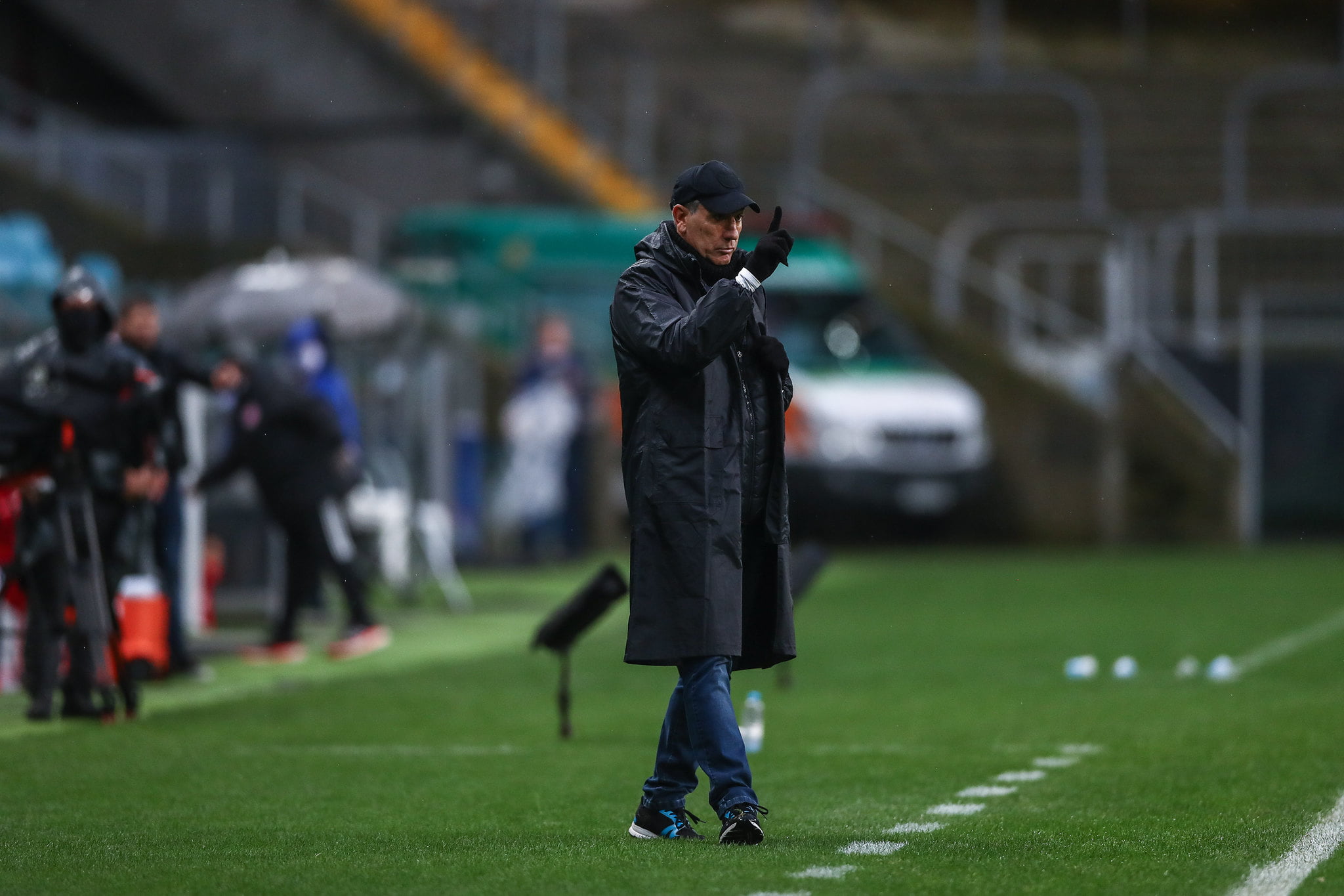 Renato dá "manchete" em coletiva, lembra invencibilidade contra o Inter e opina sobre atuação de Cortez Renato