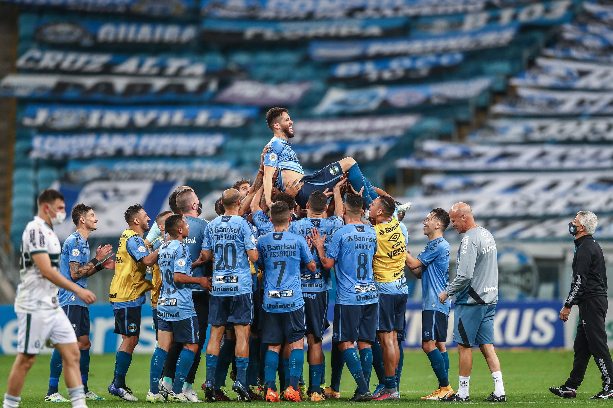 Esposa publica linda homenagem após Marcelo Oliveira encerrar a carreira: "Como não lembrar da Copa do Brasil?" Marcelo Oliveira