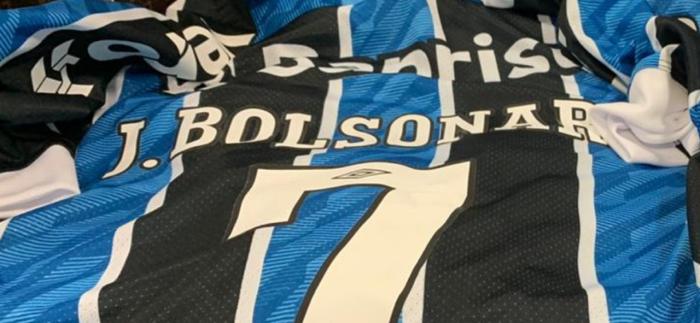 Renato presenteia Jair Bolsonaro com camiseta personalizada do Grêmio Bolsonaro