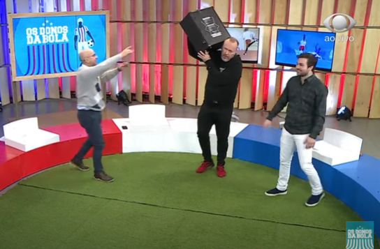 Cavani é anunciado no Man Utd, e Baldasso entra ao vivo em programa com caixas de som; veja Baldasso