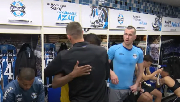 Vídeo mostra Churín no vestiário participando do pré-jogo e apoiando um a um dos colegas Churín