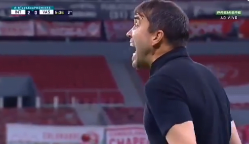Mesmo com 2x0 em vantagem, Coudet "surta" com erro em saída de bola do Inter; assista Coudet