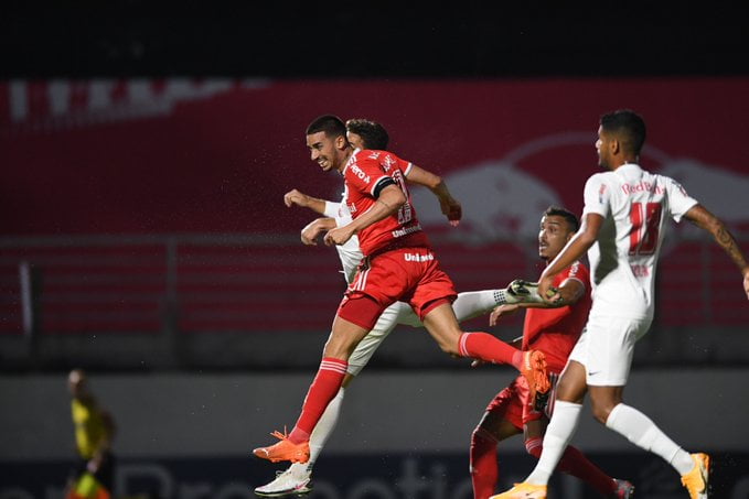 Bola nele! Galhardo usa a cabeça e marca duas vezes para o Inter; veja os gols Galhardo