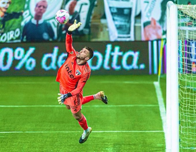 Goleiro do São Paulo diz que Grêmio "catimba" o jogo e defende arbitragem: "Nenhuma queixa" Volpi