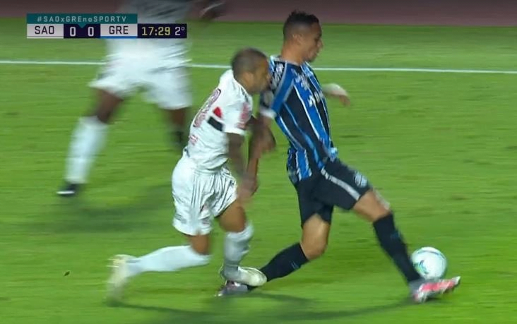 Imagem mostra como ficou o tornozelo de Luiz Fernando após entrada de Daniel Alves Luiz Fernando