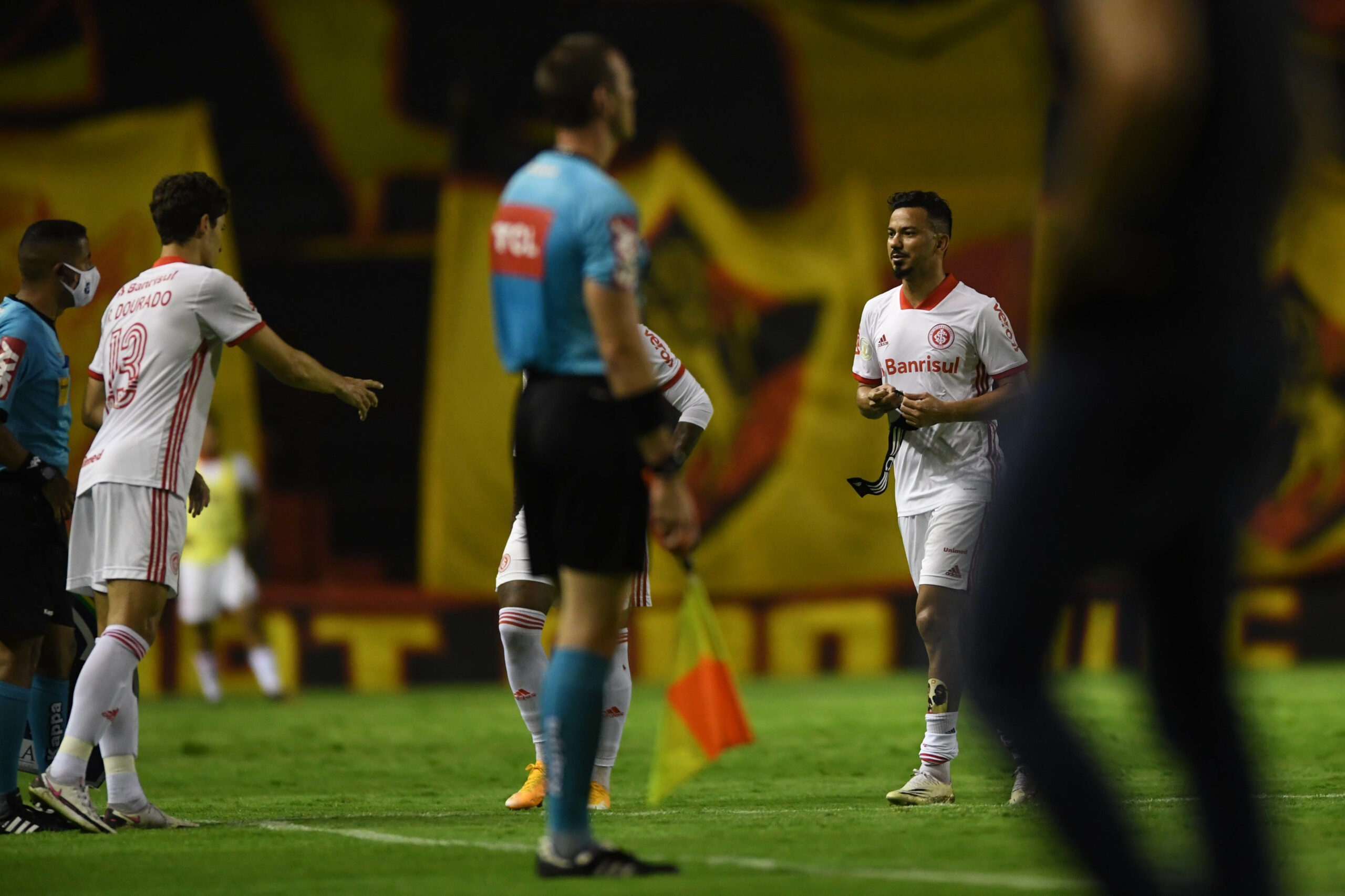 Edenilson não "aceita" faixa de capitão, braçadeira fica com Dourado e Coudet vibra com momento de grandeza: "Importante" Dourado