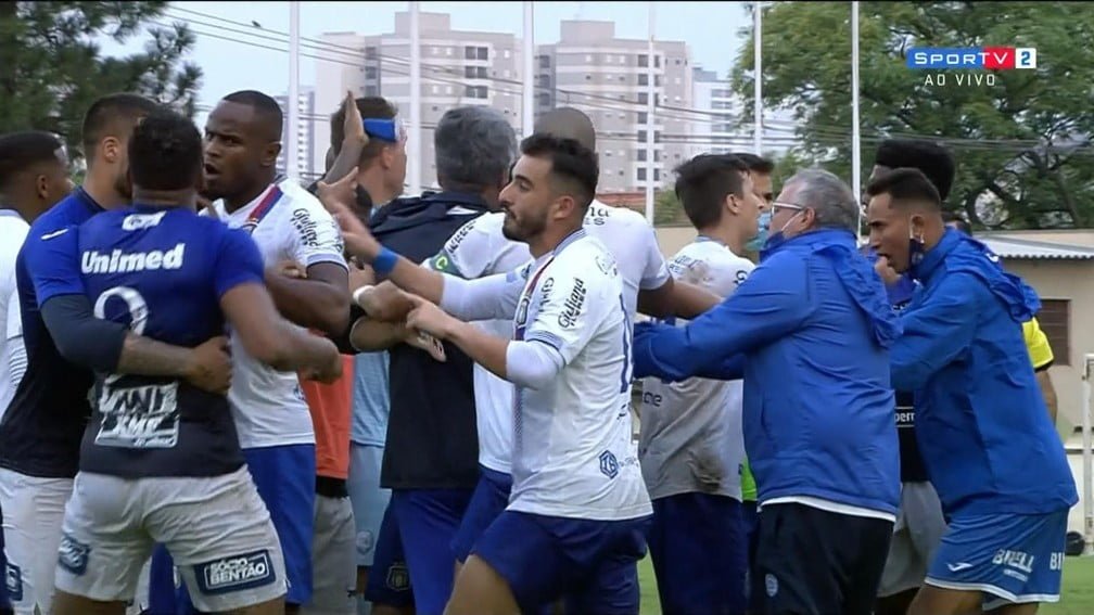 Cenas lamentáveis! Ex-técnico do Inter briga com adversário em final da Série A-2 do Paulistão Inter