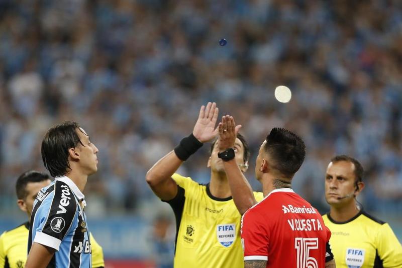 Emissora faz enquete entre Geromel e Cuesta, e ex-gremista tira onda: "Assistem aos jogos?" Geromel