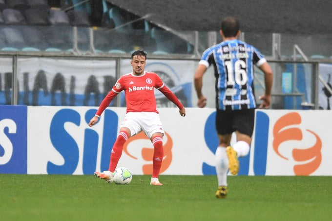 Heitor aproveita oportunidade no Gre-Nal e sai satisfeito de campo: "Feliz pela minha atuação" Heitor