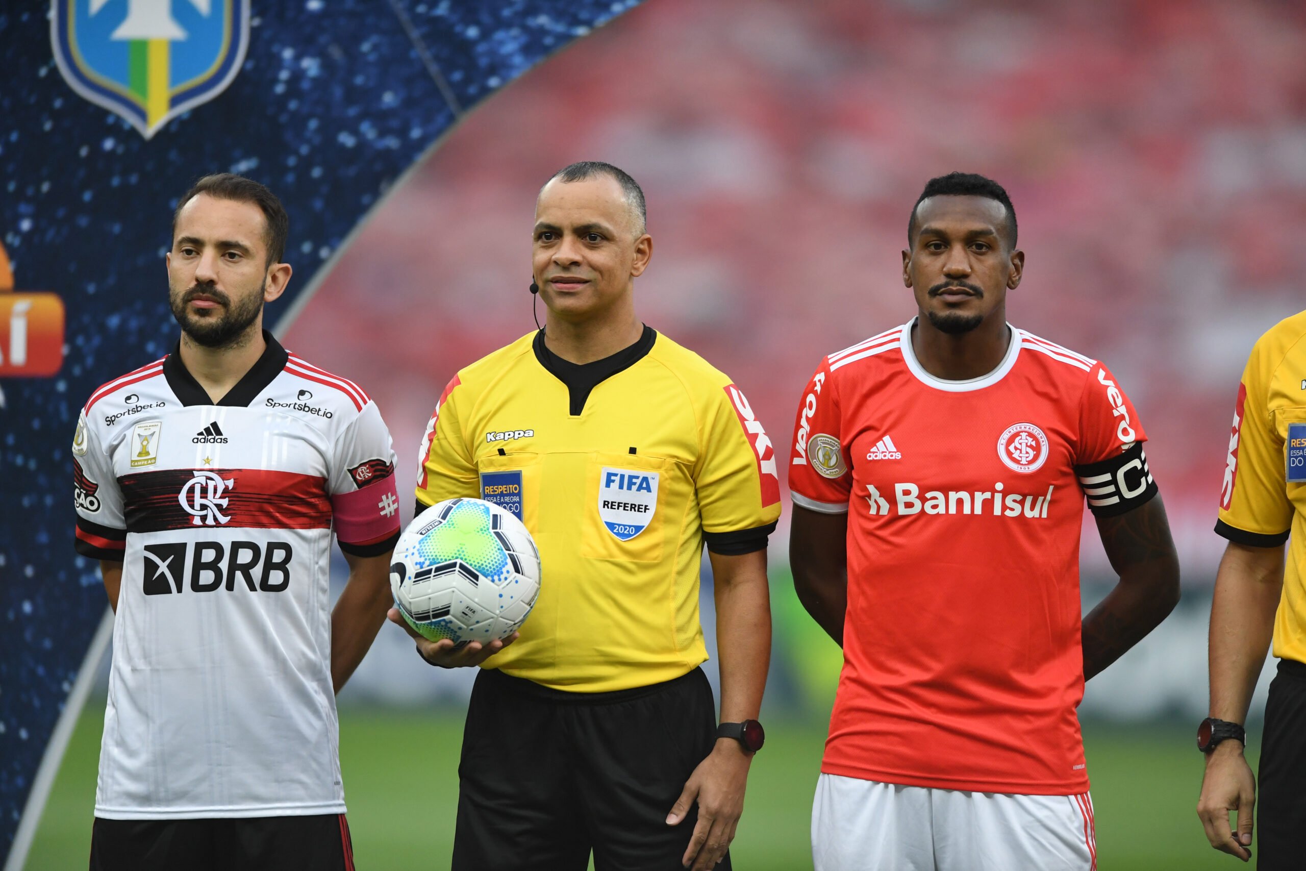 Dirigente do Inter esbraveja contra juiz diante do Flamengo: "Na final da Copa do Brasil, tu não deu 7 minutos" Inter