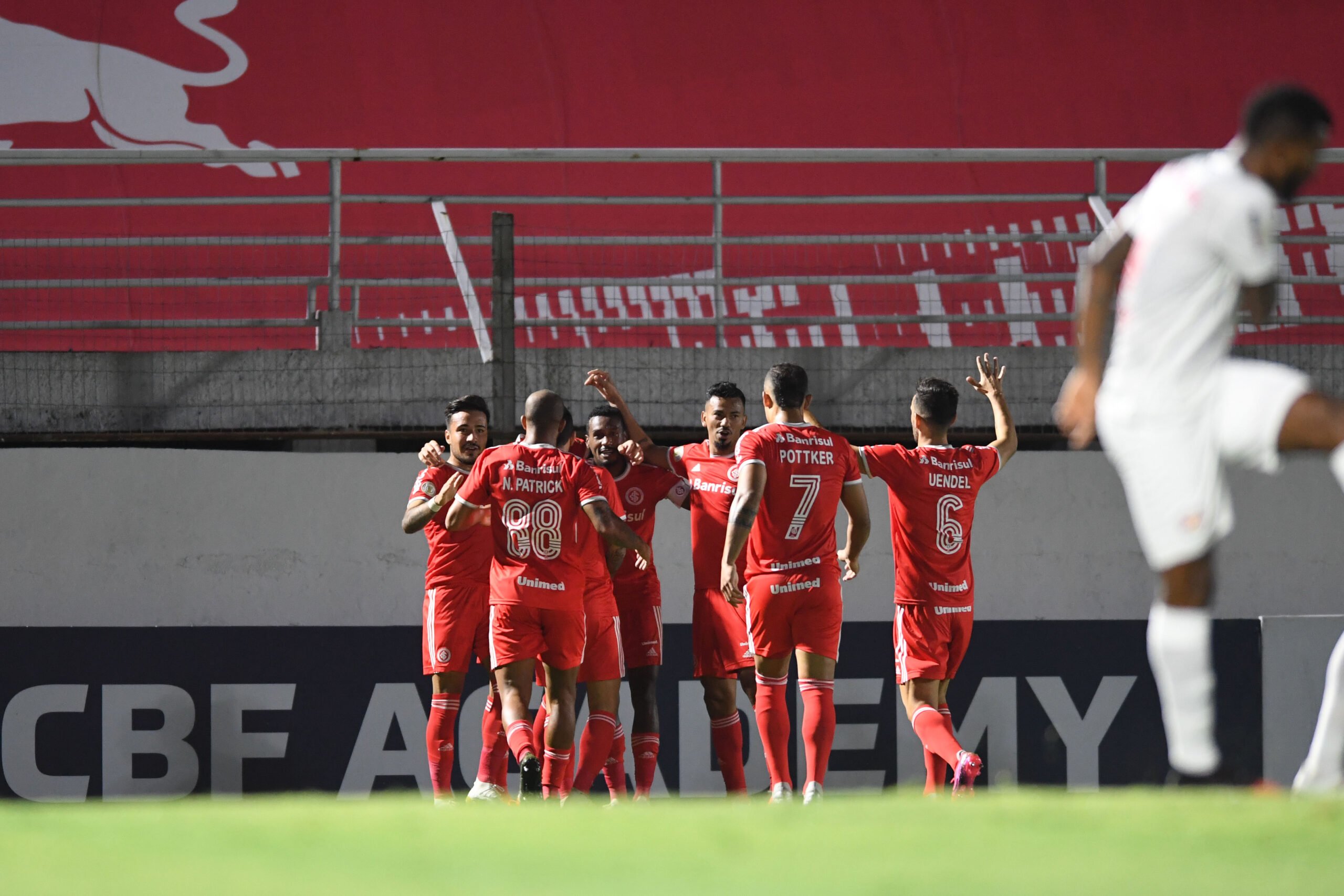 Com desfalques no meio, veja provável escalação do Inter, horário e transmissão contra o Athletico Inter