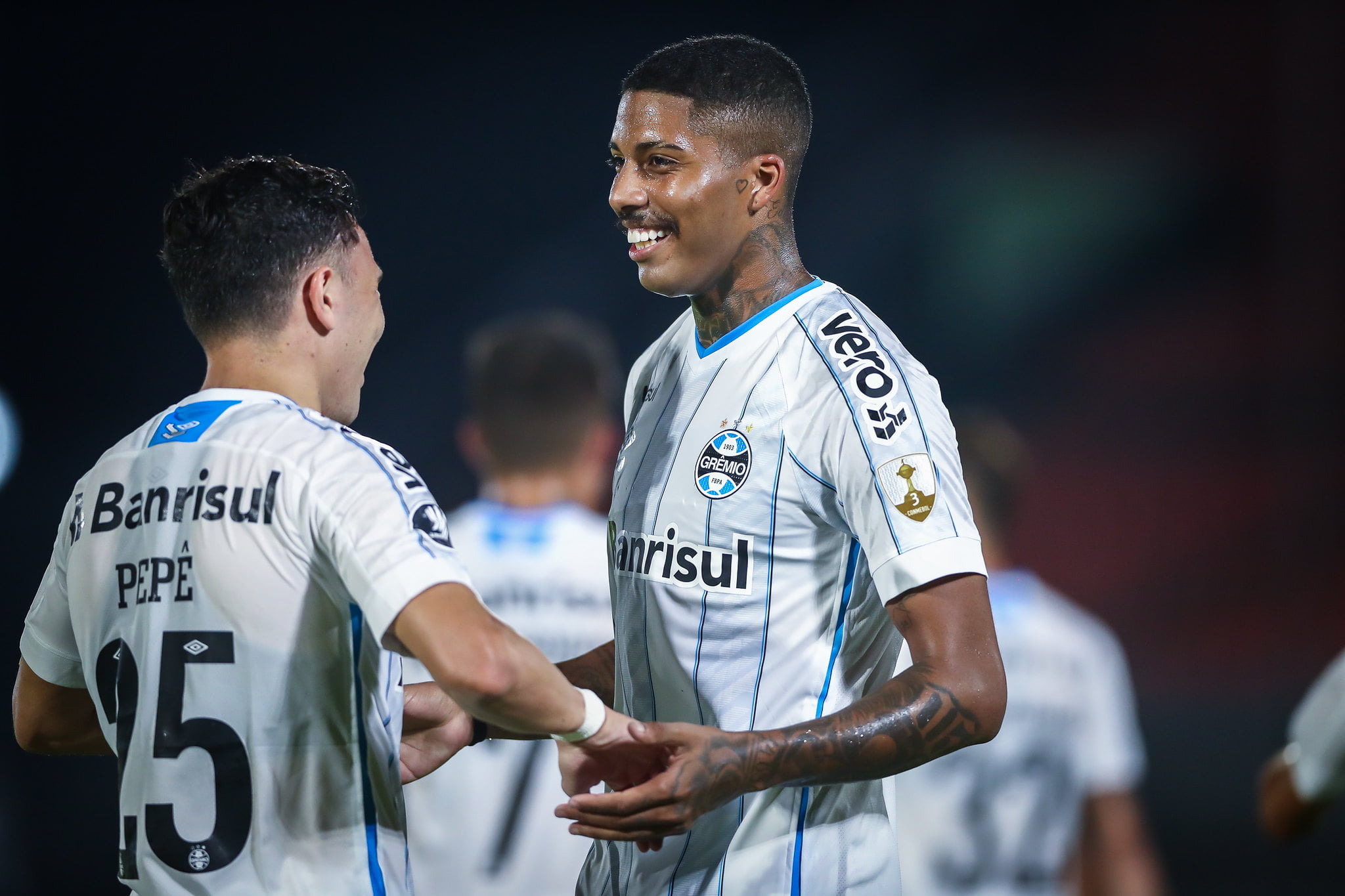 Jean Pyerre volta a brilhar e divide méritos com Renato: "Mudou minha posição e eu fiquei perto do gol" Jean Pyerre