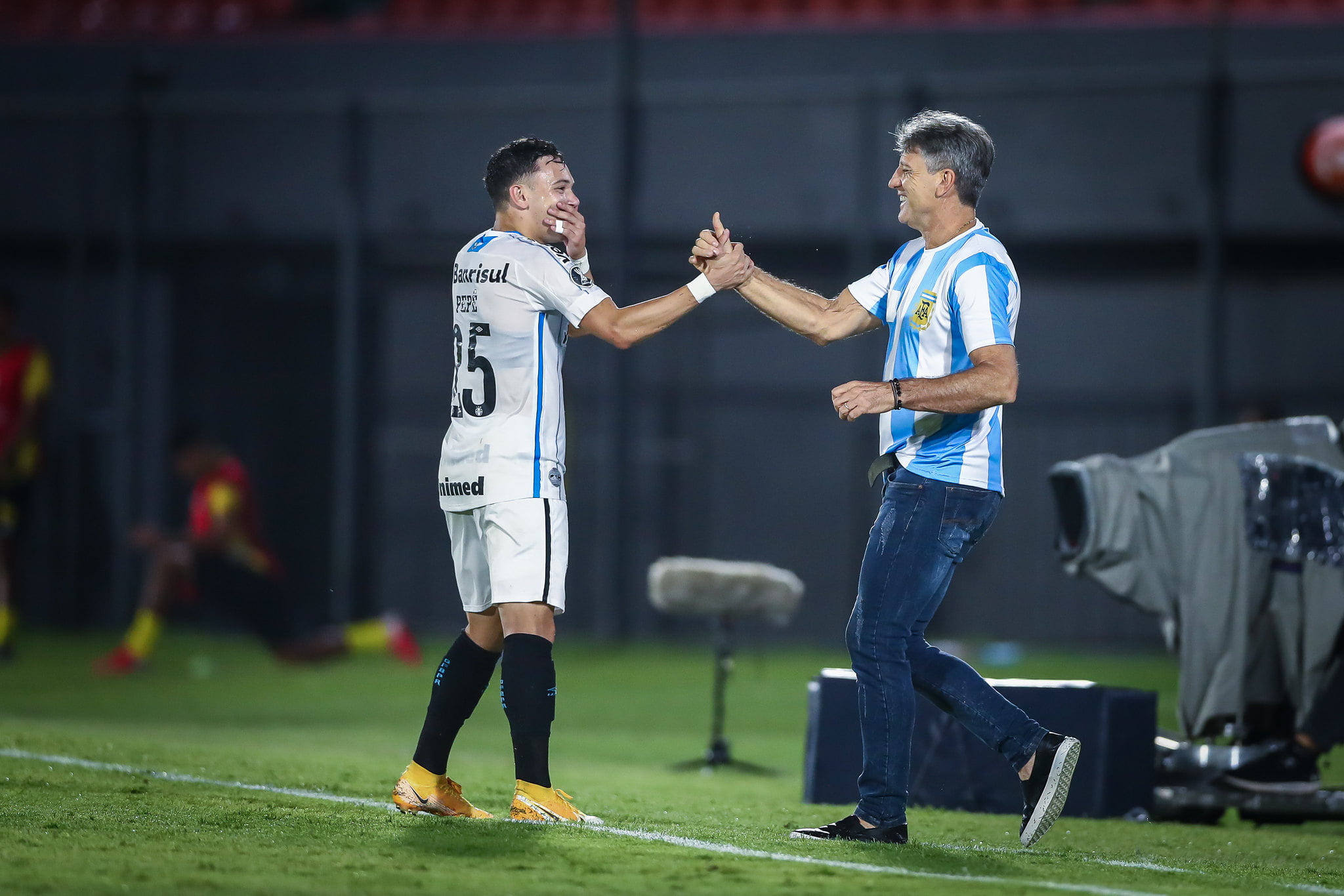 "No, no, no! Pero si": narrador de rádio do Paraguai se desespera com gol do Grêmio Grêmio