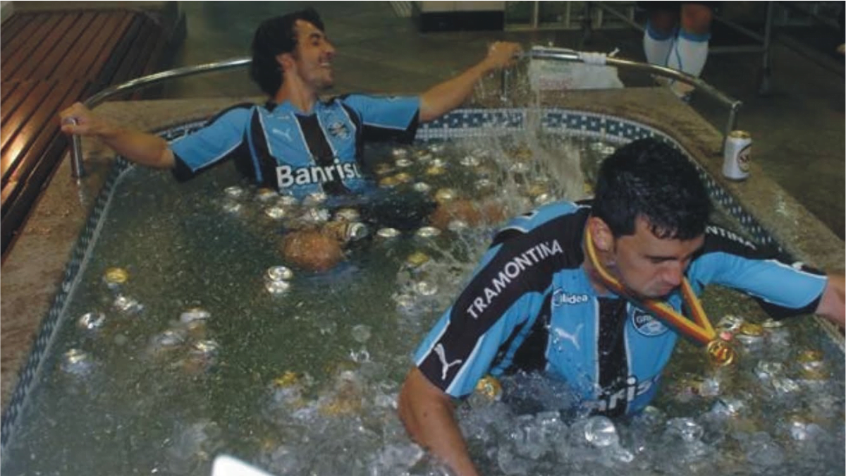 A caminho de novo clube, Edilson explica e dá bastidores da história da banheira com cerveja ao lado de Douglas Edilson