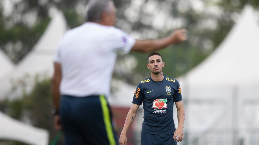 Neto não concorda com Galhardo só no banco e dispara contra Tite: "Vai perder outra Copa?" Galhardo