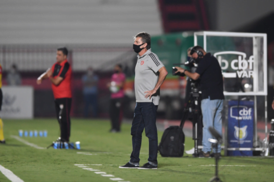 Auxiliar de Abel defende Galhardo, diz ter "certeza" de melhora e já vê evolução: "Jogo de razoável pra bom" Inter