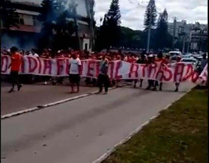 "Salário em dia, futebol atrasado" - Novo protesto no Beira-Rio tem alvos claros e cobranças; assista Inter