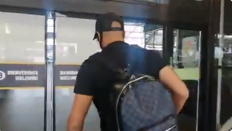 Vídeo mostra Pinares deixando o Chile para acertar com o Grêmio; saiba tempo de contrato Pinares