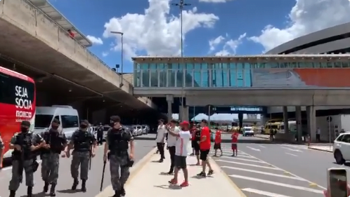 Grupo de 10 torcedores do Inter protesta no retorno da delegação: "Vergonha, vão chorar em casa" Inter