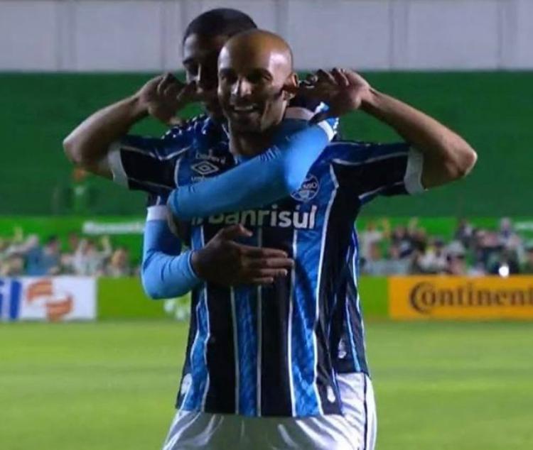 Thaciano marca gol de cabeça e faz comemoração contra as críticas; veja o lance Thaciano