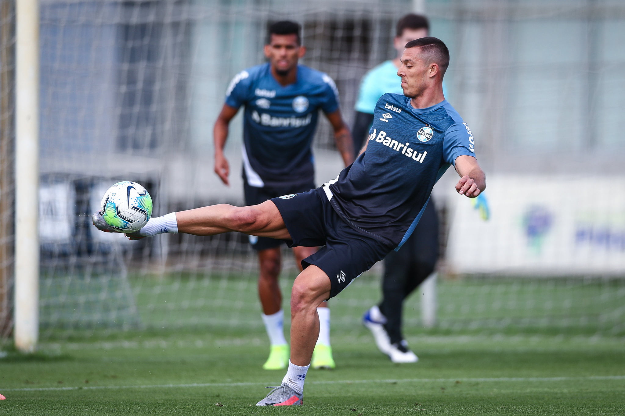Mesmo com propostas, Churín não quis deixar o Grêmio para ajudar na briga contra o rebaixamento, diz jornalista Churín