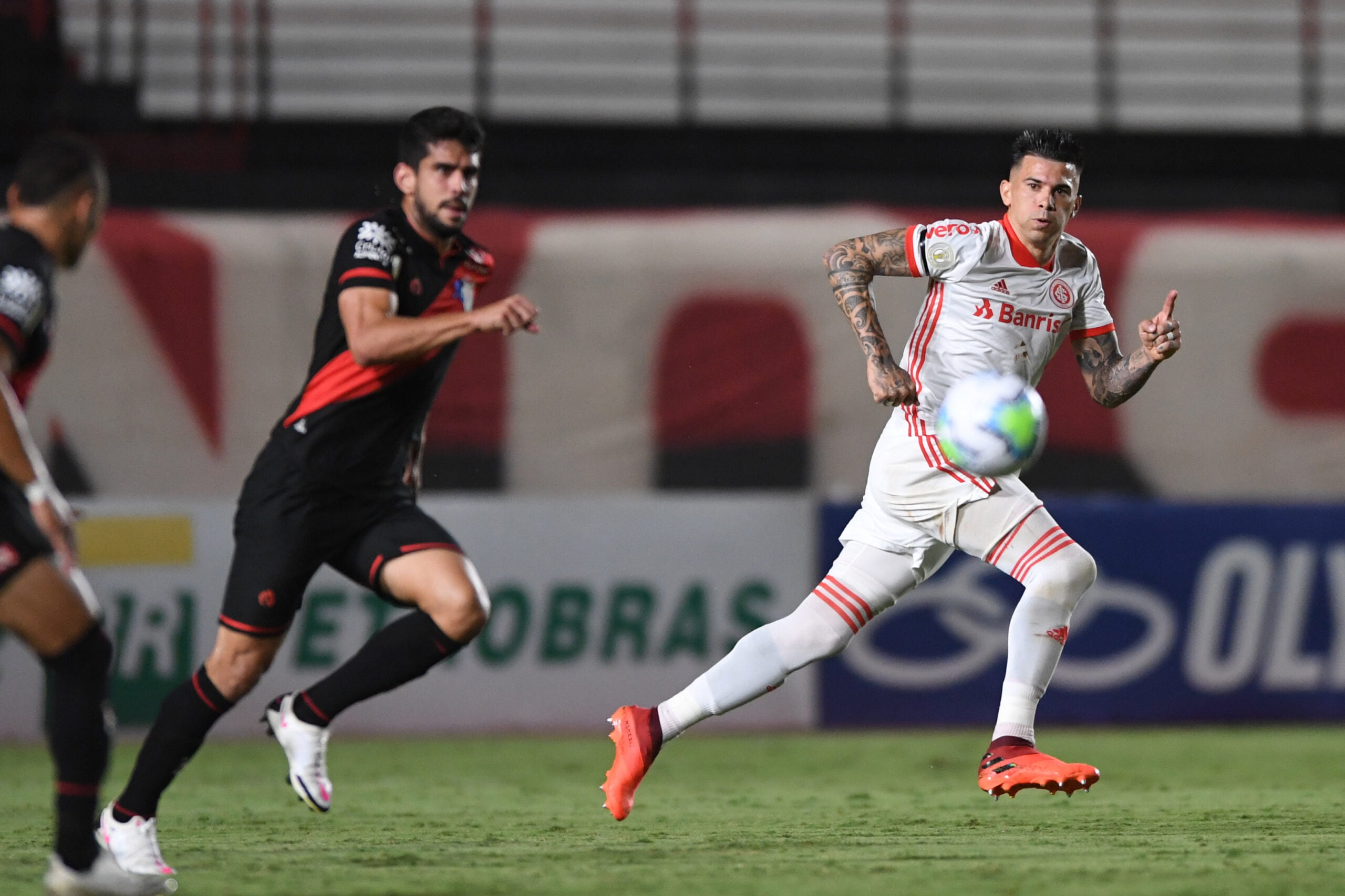 Narrador gaúcho perde a paciência com o Inter: "O time não tem raça, amor ao clube e joga amistosamente" Cuesta